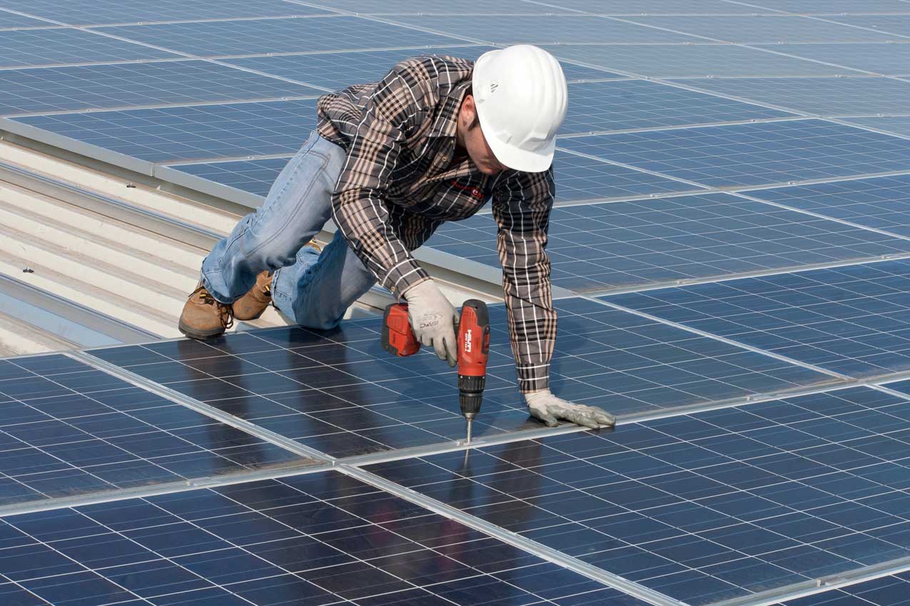 Montage Solarpanel. Angebotsanalyse und -vergleich